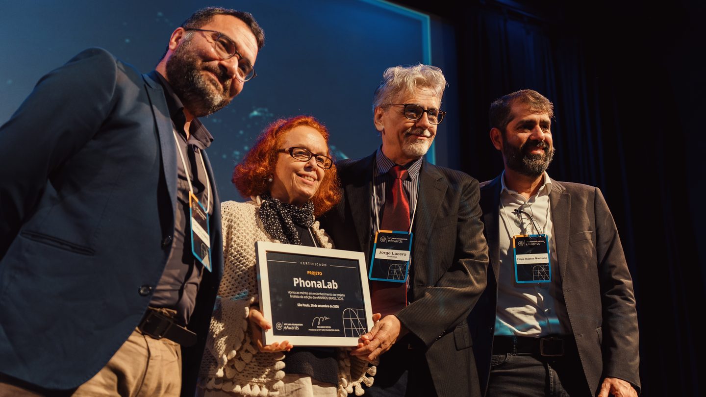 Jorge C. Lucero on stage with the PhonaLab finalist certificate at the eAwards Brazil 2026 ceremony